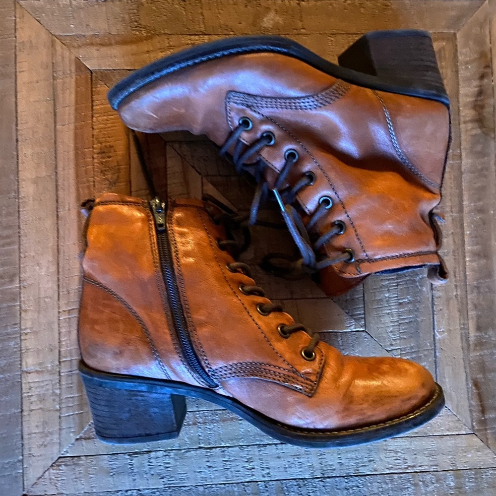 Hibou brown, heeled, laced combat boots